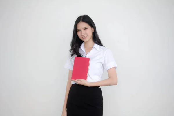 Taylandlı Yetişkin Öğrenci Üniforması Portresi Güzel Kız Kırmızı Kitabı Okudu — Stok fotoğraf