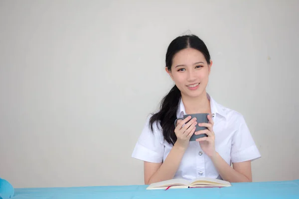 Taylandlı Yetişkin Öğrenci Üniformasının Portresi Güzel Kahve Içiyor — Stok fotoğraf