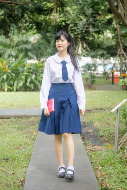 Taylandlı liseli üniformasının portresi. Genç güzel kız mutlu ve rahat.