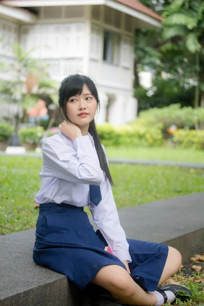 Portrait Thai Lycéen Uniforme Adolescent Belle Fille Heureux Détendre — Photo