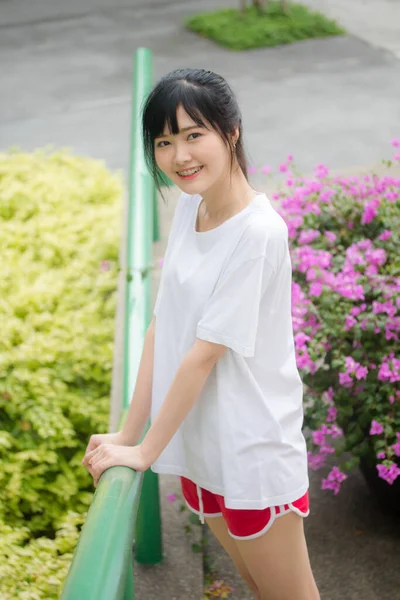 Ásia Tailandês Japonês Adolescente Branco Shirt Bela Menina Feliz Relaxar — Fotografia de Stock