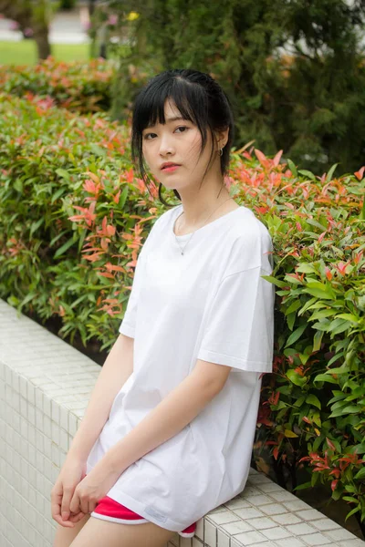 Ásia Tailandês Japonês Adolescente Branco Shirt Bela Menina Feliz Relaxar — Fotografia de Stock