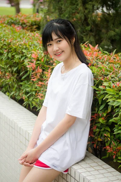 亚洲人日本青少年白衬衫漂亮女孩快乐而放松 — 图库照片