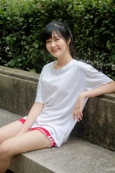 Asiático Tailandés Japonés Adolescente Blanco Camiseta Hermosa Chica Feliz Relajarse — Foto de Stock