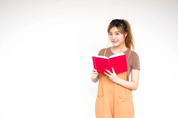 Красивые Молодые Взрослые Тайские Бронзовые Волосы Читают Красную Книгу — стоковое фото