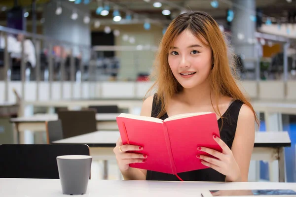 Beautiful Young Adult Thai Chinese Bronze Hair Read Red Book — Stock Photo, Image