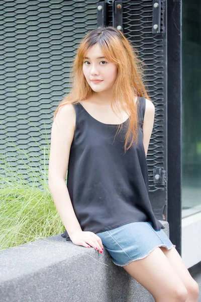 Beautiful Young Adult Thai Chinese Bronze Hair Relax Smile — ストック写真