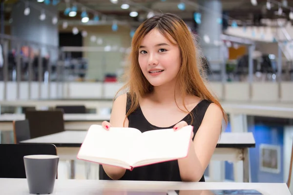 Hermoso Joven Adulto Tailandés Pelo Bronce Chino Leer Libro Rojo — Foto de Stock