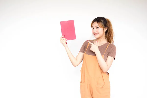Belo Jovem Adulto Tailandês Chinês Bronze Cabelo Ler Livro Vermelho — Fotografia de Stock