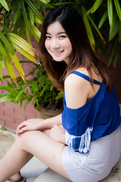 Hermosa Joven Adulto Tailandés Chino Camiseta Azul Relajarse Sonreír — Foto de Stock