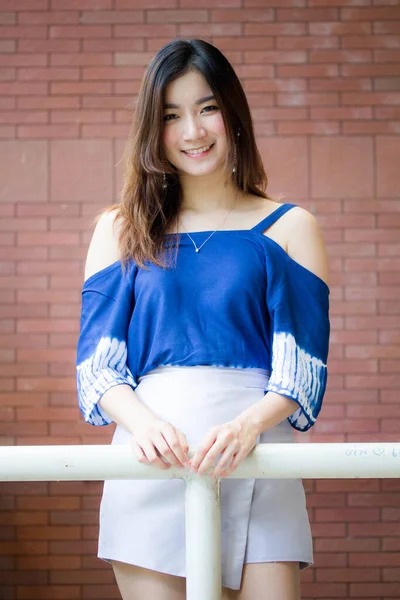 Bela Jovem Adulto Tailandês Chinês Azul Tanque Superior Relaxar Sorrir — Fotografia de Stock