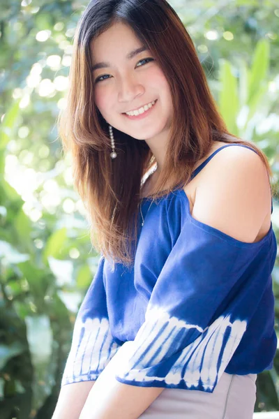 漂亮的年轻成年人泰国人蓝色的油箱顶部放松和微笑 — 图库照片