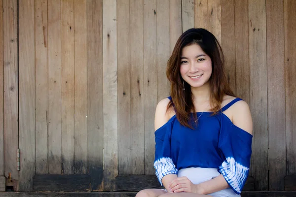 Bela Jovem Adulto Tailandês Chinês Azul Tanque Superior Relaxar Sorrir — Fotografia de Stock