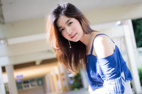 Hermosa Joven Adulto Tailandés Chino Camiseta Azul Relajarse Sonreír —  Fotos de Stock