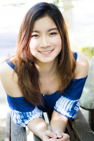 Bela Jovem Adulto Tailandês Chinês Azul Tanque Superior Relaxar Sorrir — Fotografia de Stock