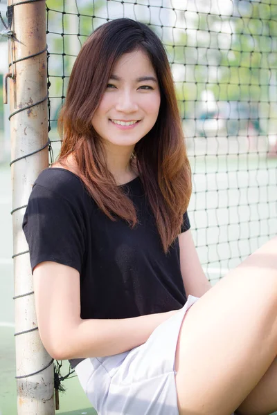 Retrato Tailandês Belo Jovem Adulto Relaxado Sorriso Quadra Tênis — Fotografia de Stock