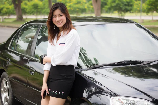 Tajski Dorosły Pracy Kobiety Biały Koszula Relaks Uśmiech Pobliżu Samochodu — Zdjęcie stockowe