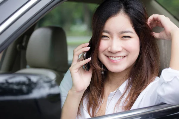 Tailandés Adulto Trabajo Mujeres Blanco Camisa Hablando Teléfono Cerca Coche — Foto de Stock