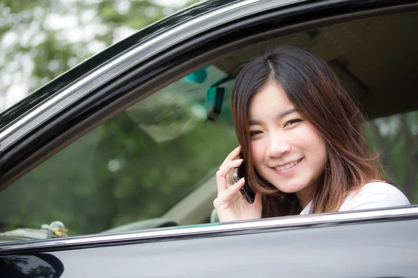 Tailandês Adulto Trabalhando Mulheres Branco Camisa Falando Telefone Perto Carro — Fotografia de Stock