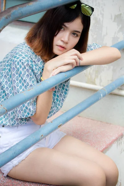 Portrait Thai Adulte Belle Fille Cheveux Courts Détendre Sourire — Photo