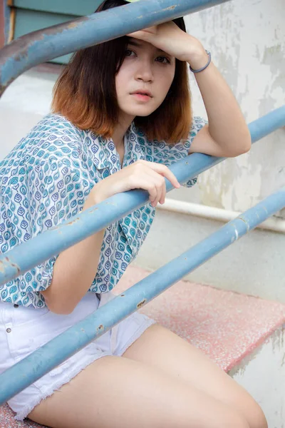 Portrét Thajské Dospělé Krásné Dívky Krátké Vlasy Relaxovat Úsměv — Stock fotografie