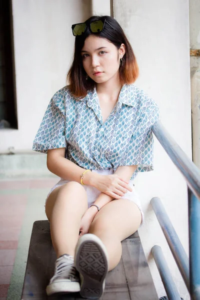 Retrato Tailandês Adulto Linda Menina Cabelo Curto Relaxar Sorrir — Fotografia de Stock