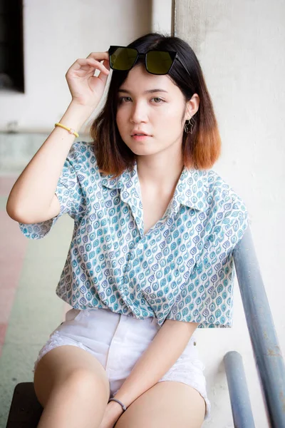 Portrét Thajské Dospělé Krásné Dívky Krátké Vlasy Relaxovat Úsměv — Stock fotografie