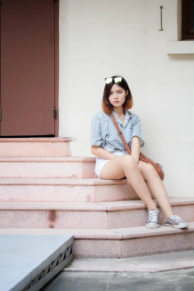 Portrait Von Thai Erwachsenen Schöne Mädchen Kurze Haare Entspannen Und — Stockfoto