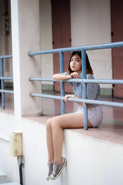 Retrato Tailandés Adulto Hermosa Chica Pelo Corto Relajarse Sonreír — Foto de Stock