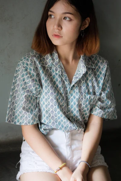 Portrait Thai Adult Beautiful Girl Short Hair Relax Smile — Stockfoto