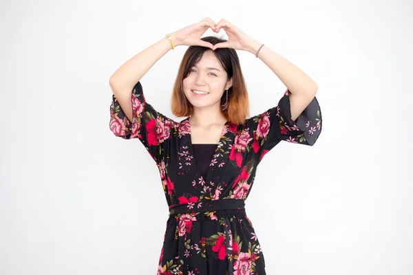 Retrato Tailandês Adulto Linda Menina Cabelo Curto Dar Coração — Fotografia de Stock