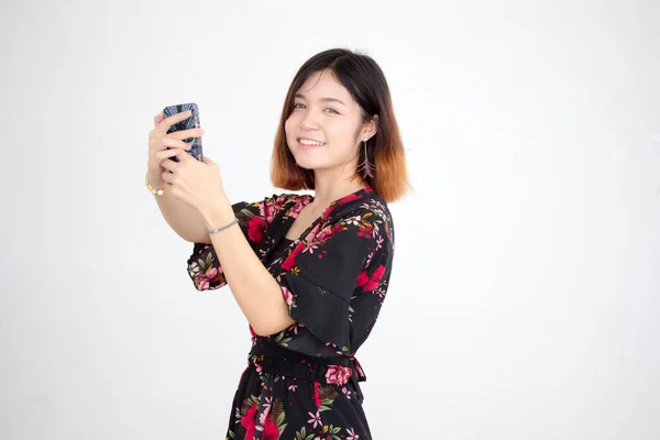 Retrato Tailandês Adulto Linda Menina Cabelo Curto Usando Seu Telefone — Fotografia de Stock