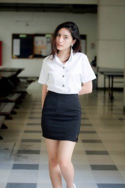 Taylandlı yetişkin öğrenci üniforması portresi. Güzel kız rahatla ve gülümse.