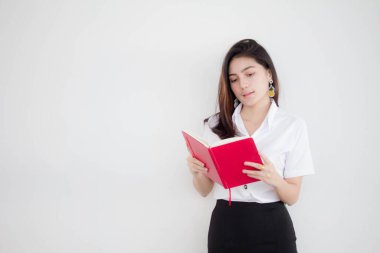 Taylandlı yetişkin öğrenci üniforması portresi. Güzel kız kırmızı kitabı okudu.