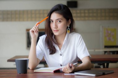 Taylandlı yetişkin öğrenci üniformasının portresi. Güzel kız. Kitap yaz.