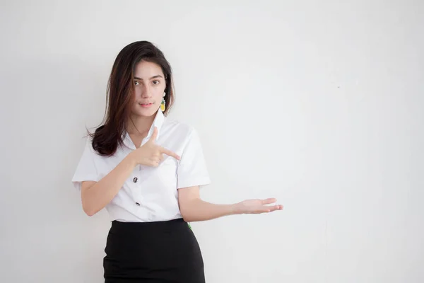 Retrato Tailandés Estudiante Adulto Universidad Uniforme Hermosa Chica Señalando —  Fotos de Stock