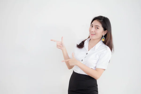 Portret Tajskiego Dorosłego Studenta Uniwersytet Mundur Piękna Dziewczyna Wskazując — Zdjęcie stockowe