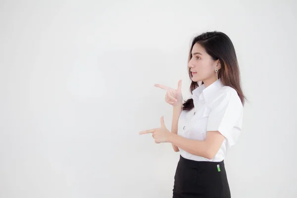 Retrato Tailandês Adulto Estudante Universidade Uniforme Bela Menina Apontando — Fotografia de Stock