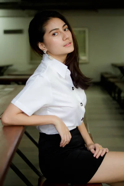 Porträt Von Thailändischen Erwachsenen Studenten Uniform Schöne Mädchen Entspannen Und — Stockfoto