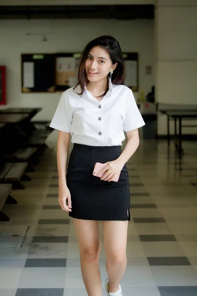 Porträt Von Thailändischen Erwachsenen Studenten Uniform Schöne Mädchen Entspannen Und — Stockfoto