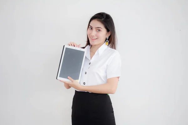 Retrato Tailandês Adulto Linda Menina Camisa Branca Mostrar Seu Tablet — Fotografia de Stock
