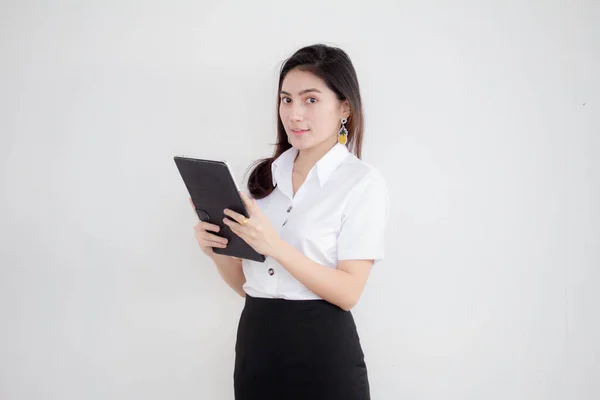 Portrét Thajské Dospělé Vysokoškolské Uniformy Krásná Dívka Pomocí Svého Tabletu — Stock fotografie
