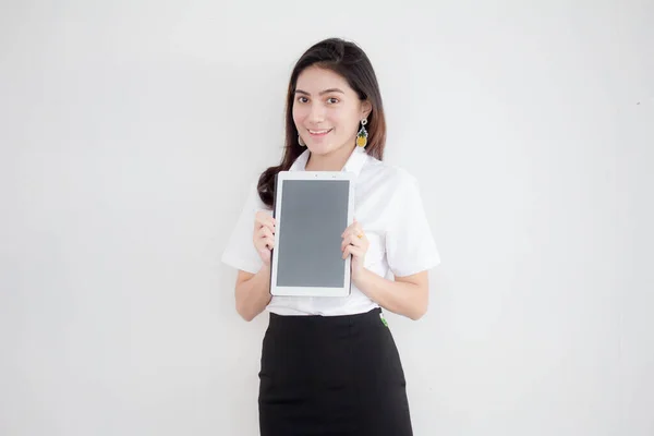 Portrét Thajské Dospělé Krásné Dívky Bílé Košile Ukázat Její Tablet — Stock fotografie