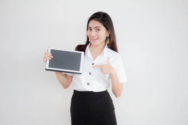 Retrato Tailandês Adulto Linda Menina Camisa Branca Mostrar Seu Tablet — Fotografia de Stock