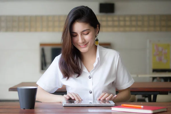 Porträtt Thai Vuxen Student Universitet Uniform Vacker Flicka Med Hjälp — Stockfoto