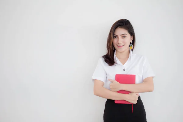 Porträtt Thai Vuxen Student Universitet Uniform Vacker Flicka Läsa Röd — Stockfoto