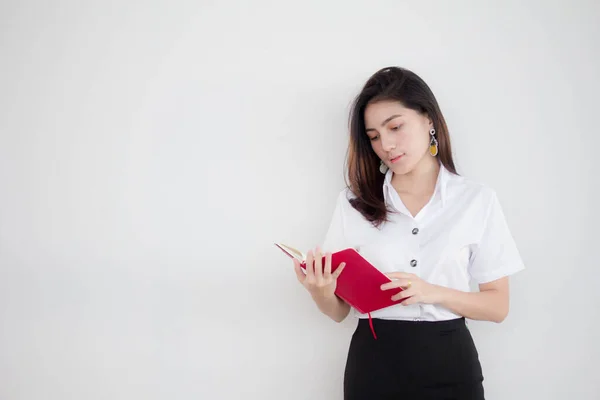 Taylandlı Yetişkin Öğrenci Üniforması Portresi Güzel Kız Kırmızı Kitabı Okudu — Stok fotoğraf