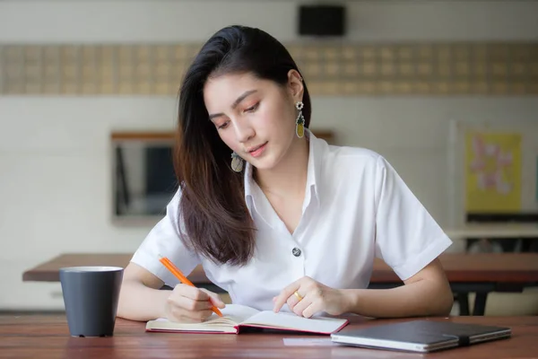 Retrato Tailandês Adulto Estudante Universidade Uniforme Bela Menina Escrever Livro — Fotografia de Stock