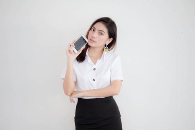 Taylandlı yetişkin öğrenci üniforması portresi. Güzel kız akıllı telefonunu göster.