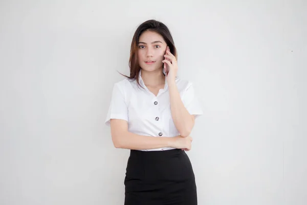 Retrato Tailandês Adulto Estudante Universidade Uniforme Bela Menina Chamando Telefone — Fotografia de Stock